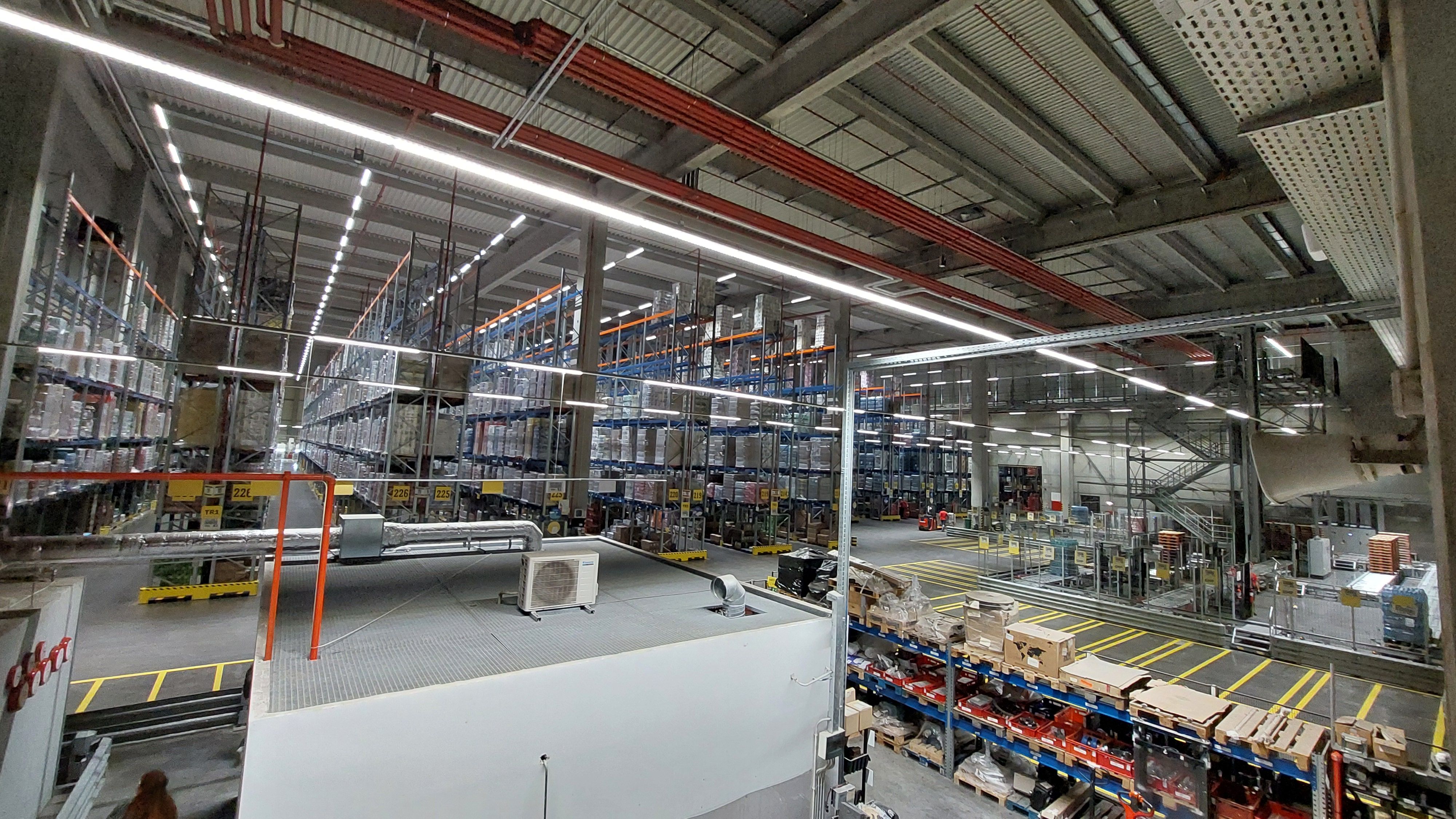 FOTO | ”Mașinăria” din spatele magazinelor Kaufland: Imagini exclusive din centrul logistic de la Turda al nemților - Poza 38