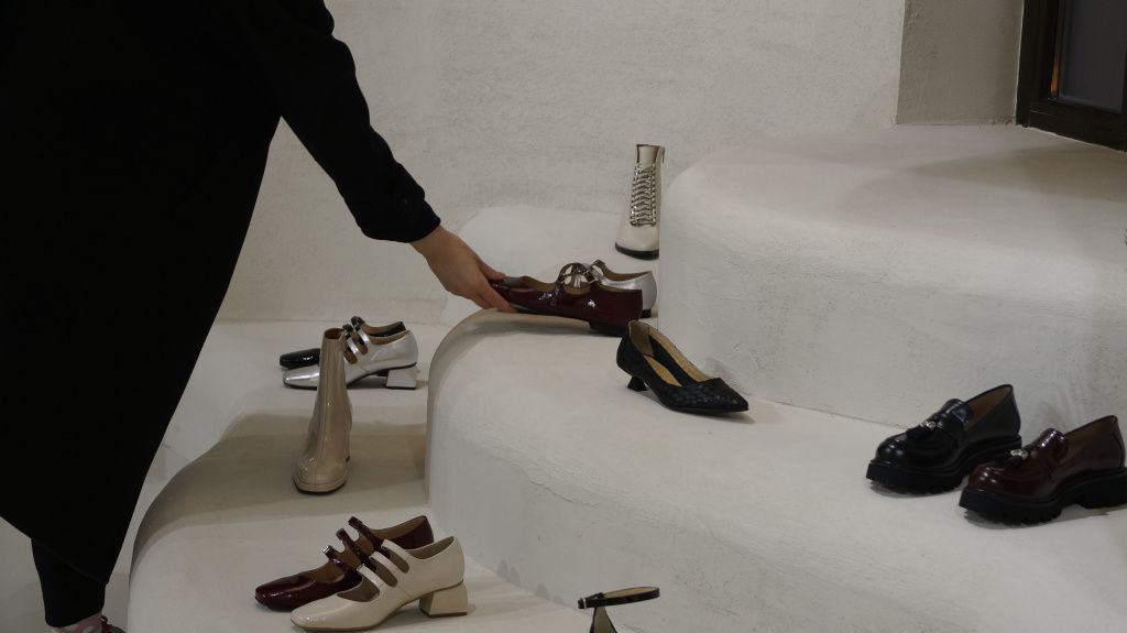 Brandul românesc de încălțăminte Alura și-a deschis showroom în București. Fondatoare: Ne-am - Imagine 5