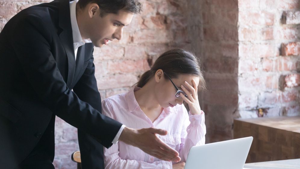 Studiu despre infidelitatea financiară: 6 din 10 bărbaţi cheltuiesc bani fără ştirea partenerei