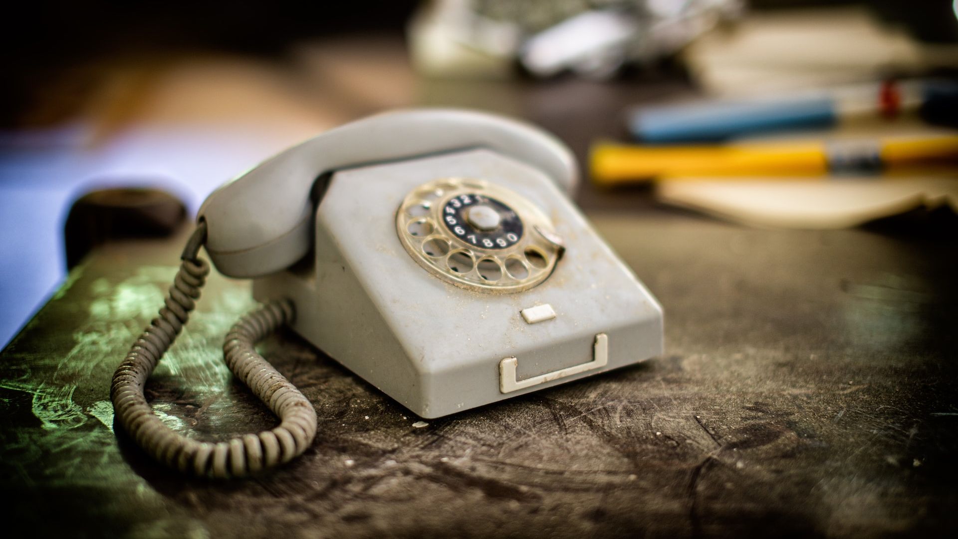 INFOGRAFICE INTERACTIVE | Istoria telefoanelor la români, în cifre: cum am ajuns de la 200 la 23 de milioane de telefoane