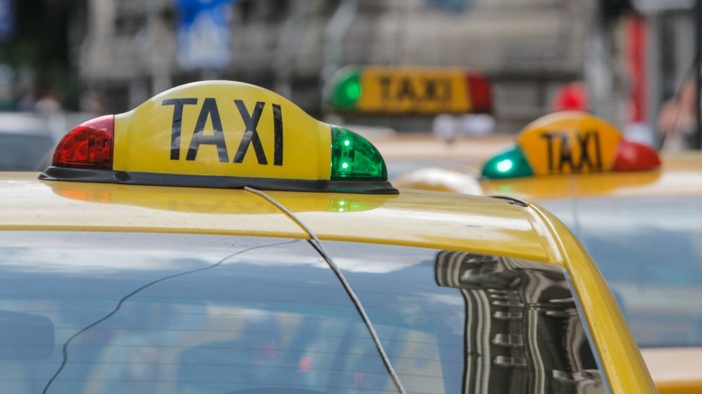 Controale ale politiei la taximetristii din zona a opt aeroporturi. Amenzi de aproape 30.000 lei