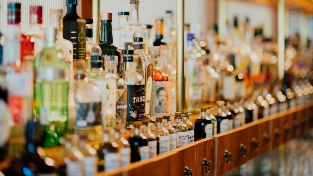 Producătorii și distribuitorii de băuturi avertizează: piața neagră de alcool ar putea exploda de Paște, din cauza scumpirilor