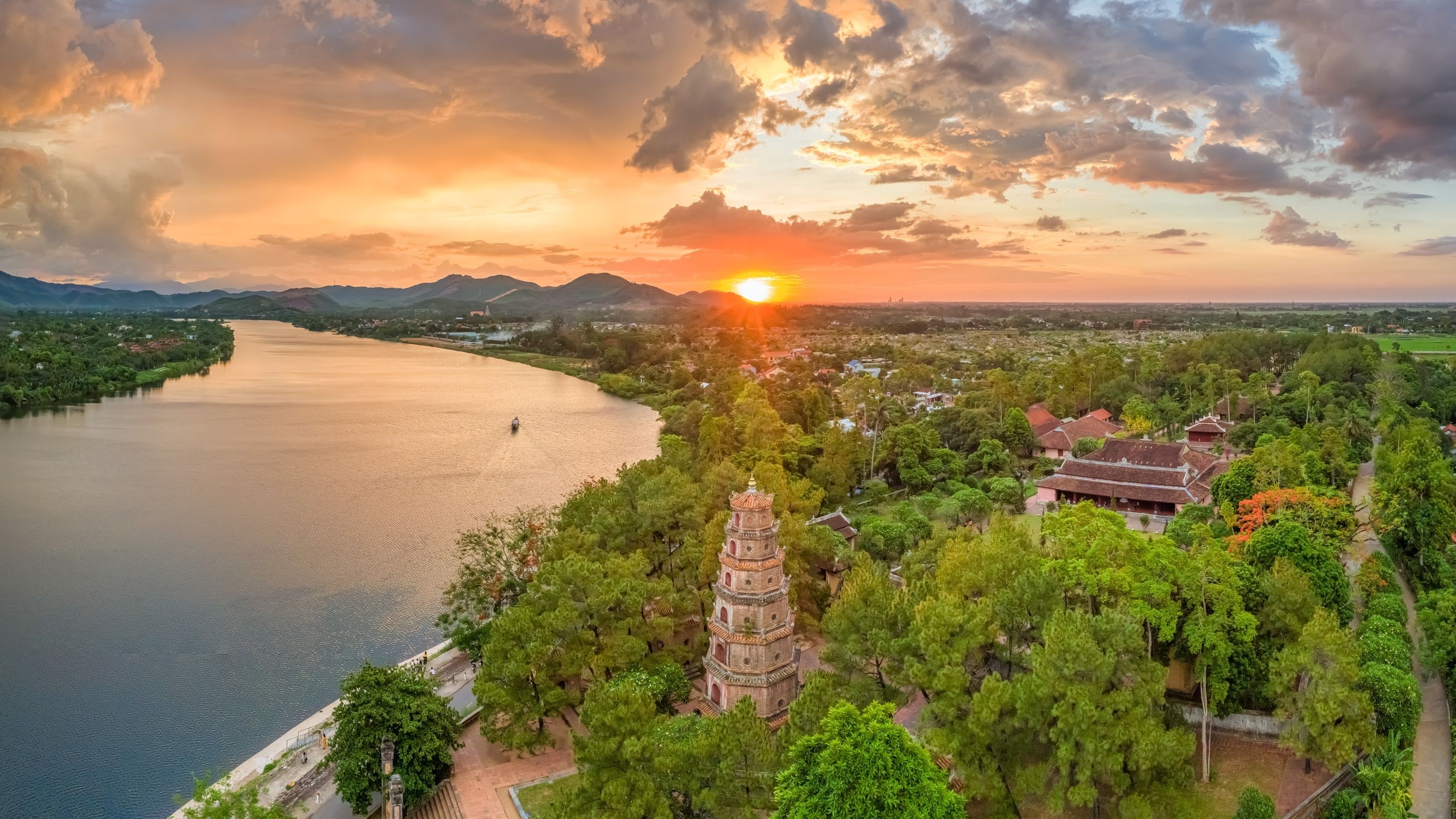 Vietnamul intră în sezonul vacanțelor exotice: sejururi de la 1.618 euro și circuite care combină Asia cu plaja