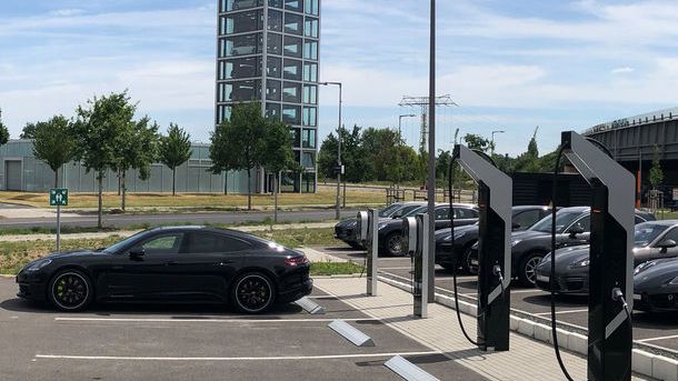 Porsche lanseaza statii care incarca bateria masinilor electrice in numai 20 de minute: Taycan va fi primul model compatibil
