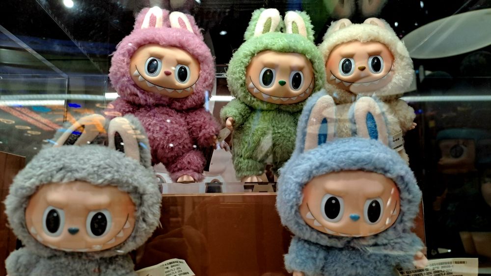 Ce este Labubu, păpușa chinezească devenită trend global și ”contrabandă” pe site-urile de anunțuri românești