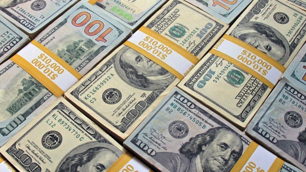 Dolarul american versus Euro: cum evoluează cele două valute
