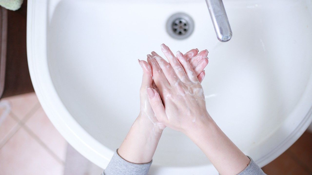 Gelurile şi spray-urile dezinfectante costă pe eMag chiar şi 39 de lei, faţă de cel mult 10 lei în alte magazine