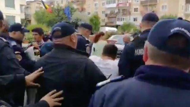 Toti protestatarii anti-Dragnea de la Topoloveni, luati cu duba de jandarmi