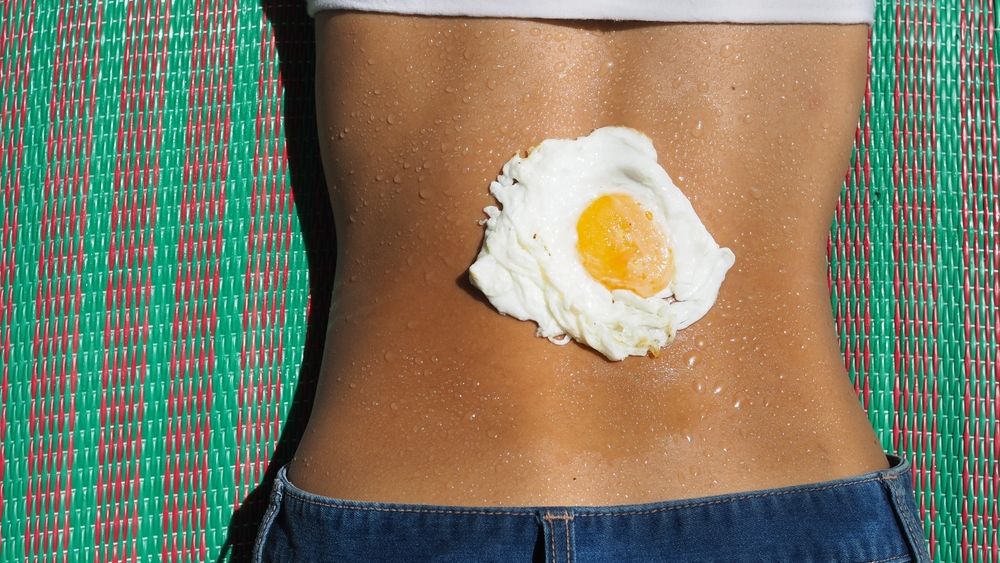 TOP 5 sfaturi prin care să te protejezi de căldură. De ce nu există bronz sănătos și cum ne transformă temperatura excesivă „într-o omletă”