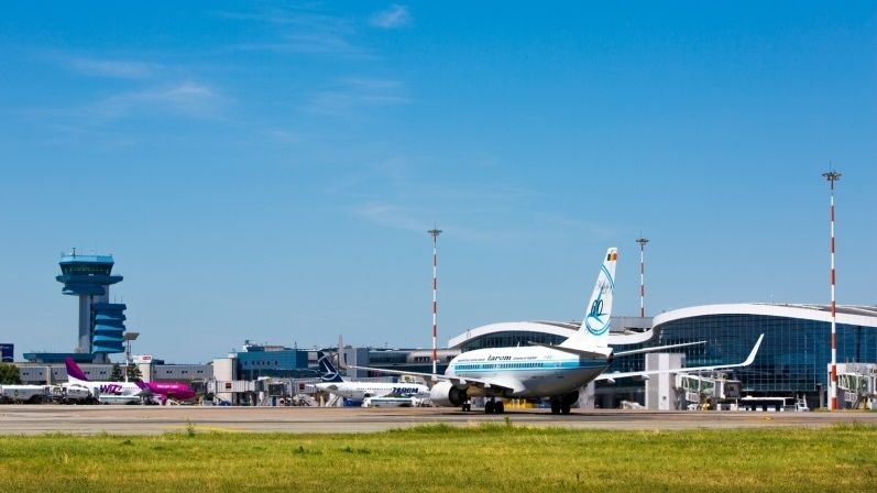 VIDEO: Parfumuri, ceasuri și bani de la bordul avioanelor care ajungeau la Aeroportul Otopeni, furate timp de doi ani. Prejudiciu de aproape un milion de euro