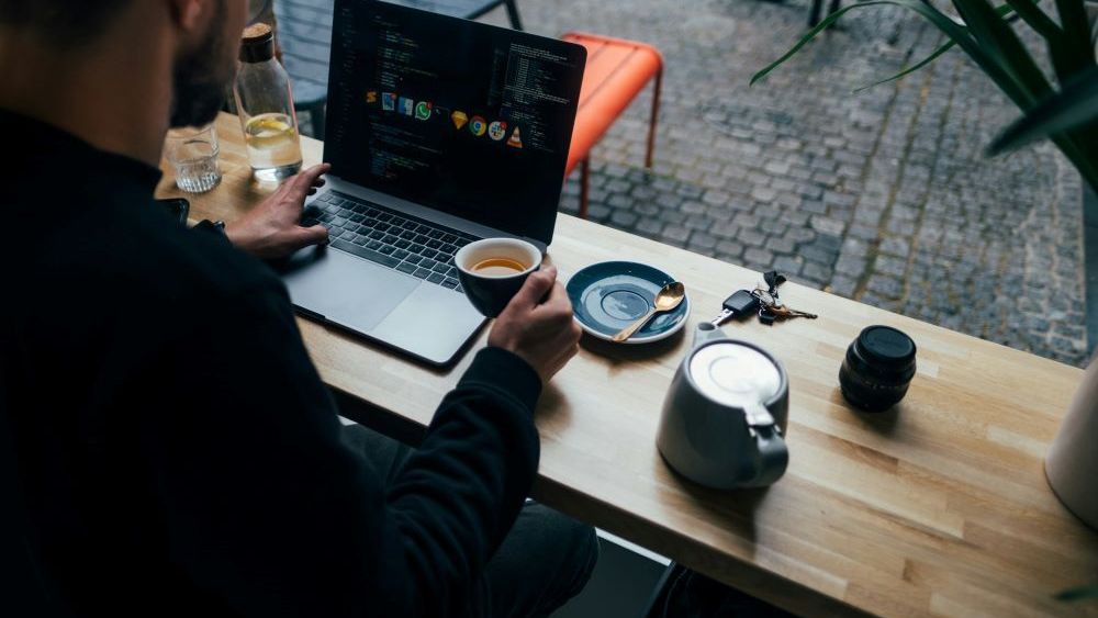 Cele mai bune trucuri ca să lucrezi din cafenea în siguranță