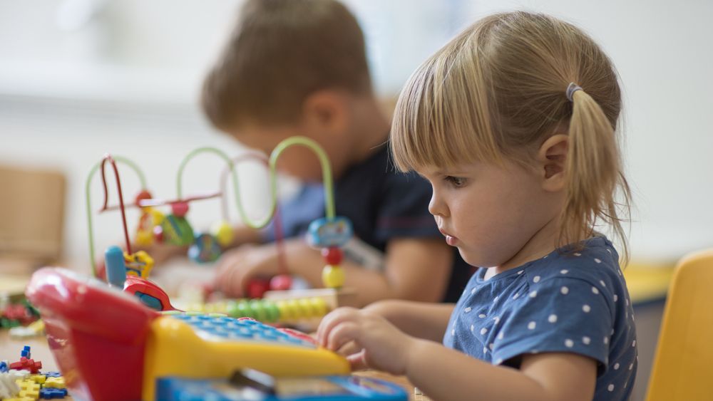 Calendarul înscrierilor pentru clasa pregătitoare 2026-2027, lansat în dezbatere publică. Ce trebuie să știe părinții