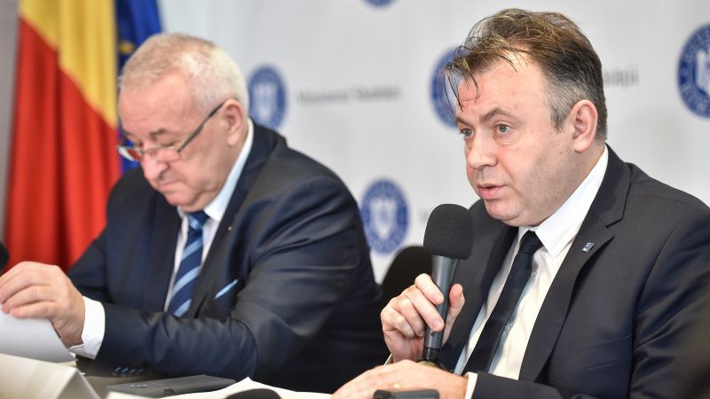 Ministrul Sănătății a ajuns la focarul din Arad, unde 14 medici au demisionat: În acel cort era o tânără italiancă, trata pacienți români. Un exemplu