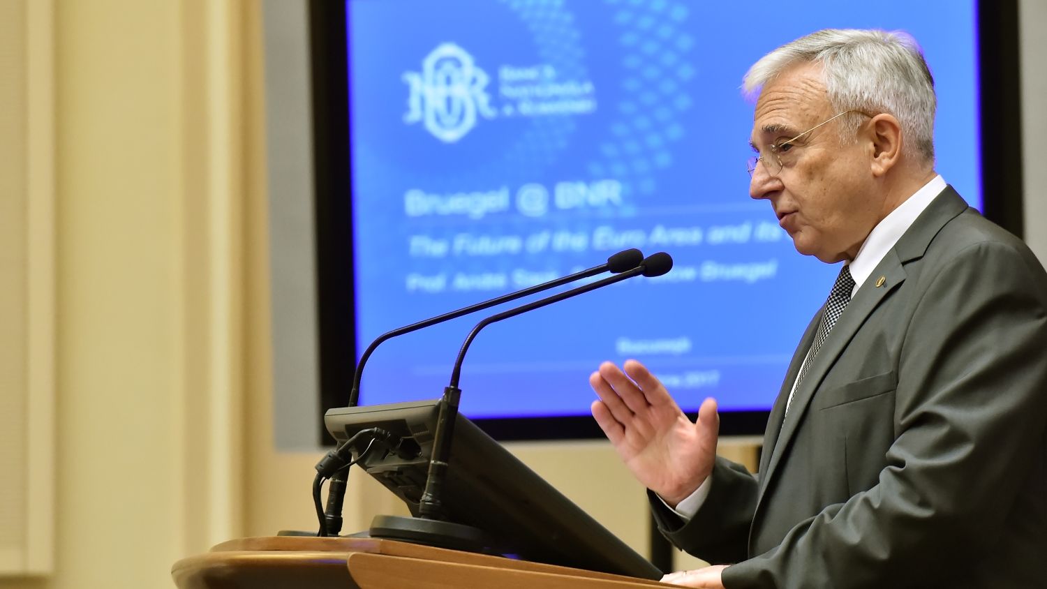 Guvernatorul BNR, Mugur Isarescu, spune ca o crestere economica dezechilibrata produce pierderi pentru toata lumea "a la long"