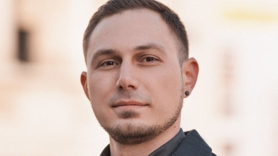 Un tânăr senator USR, la bază IT-ist, a depus mai multe proiecte de lege menite să oprească exodul tinerilor din România