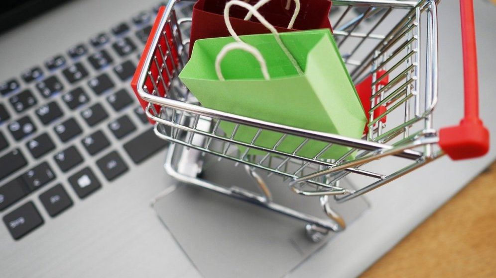 Cum poți câștiga bani, în timp ce faci cumpărături: Cardurile și ofertele cashback din România