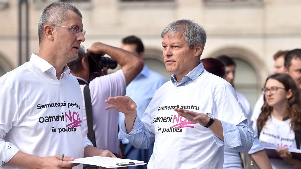 Dacian Ciolos, dat afara dintr-o patiserie, unde strangea semnaturi: "Deci gata, ca pierd clienti"