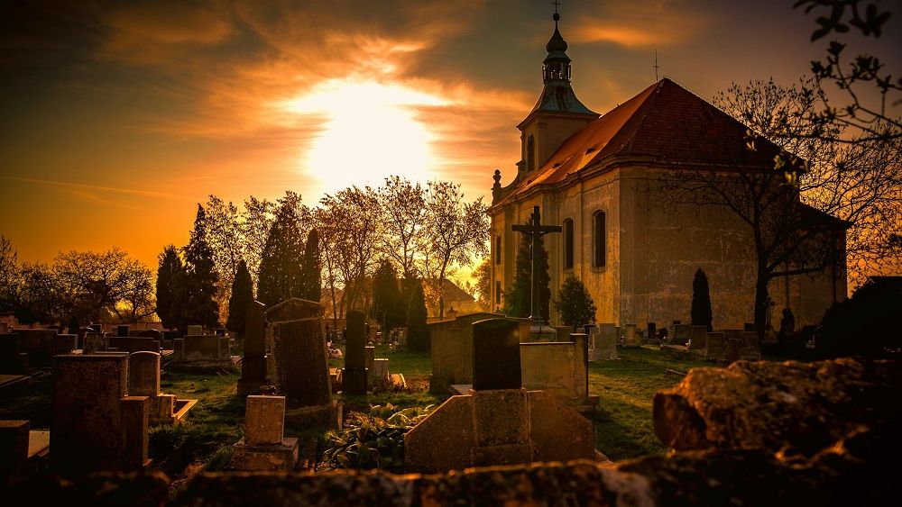 Îmbătrânirea populaţiei, de la îngrijorare la oportunitate de afacere: Industria funerară le face cu ochiul investitorilor din Europa