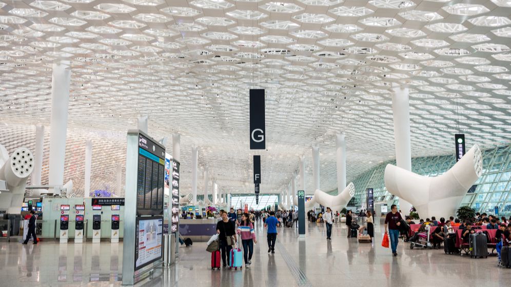 Sute de zboruri anulate pe un aeroport din China, după depistarea unui angajat infectat cu COVID