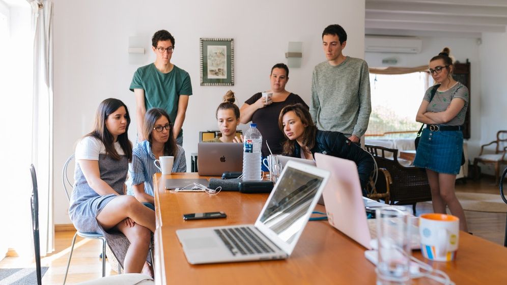 Cariera începe cu practica: Program cu bani de la UE care pregătește tinerii pentru piața muncii