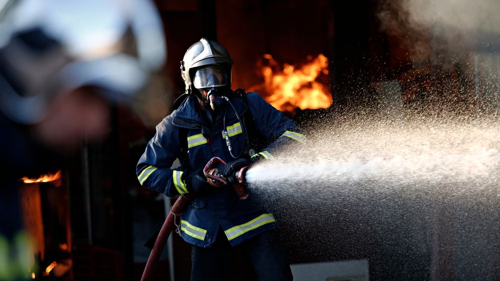 Incendiu masiv în Sebeș la o fabrică de prelucrare a lemnului. Intervin două elicoptere SMURD