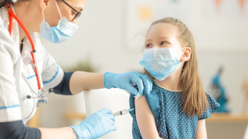 Prima țară din lume care introduce vaccinul COVID în schema obligatorie pentru copii