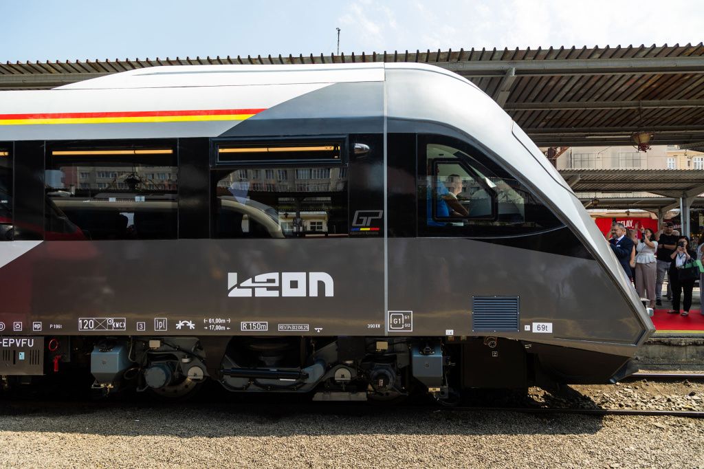 GALERIE FOTO | Cum arată trenul 100% românesc, primul automotor produs în România după 80 de an - Imagine 13