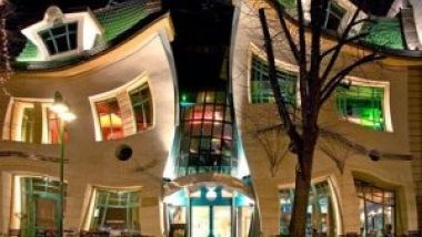 Crooked House: O poveste ilustrata in forma de...casa