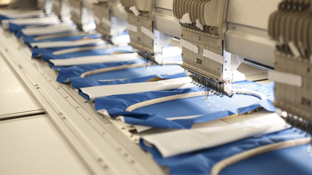 Afaceri care produc bani pe timp de criză: compania care angajează zeci de persoane pentru a face combinezoane