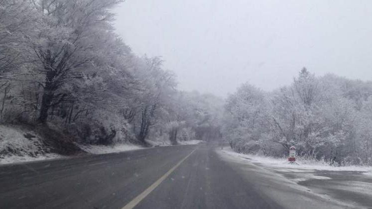 Circulatie intrerupta pe mai multe drumuri nationale. 37 de trenuri au fost anulate din cauza conditiilor meteo