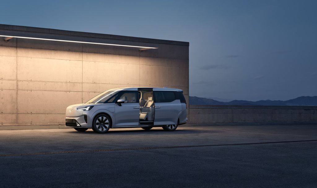 GALERIE FOTO | Cum arată primul monovolum Volvo din istorie - Imagine 12