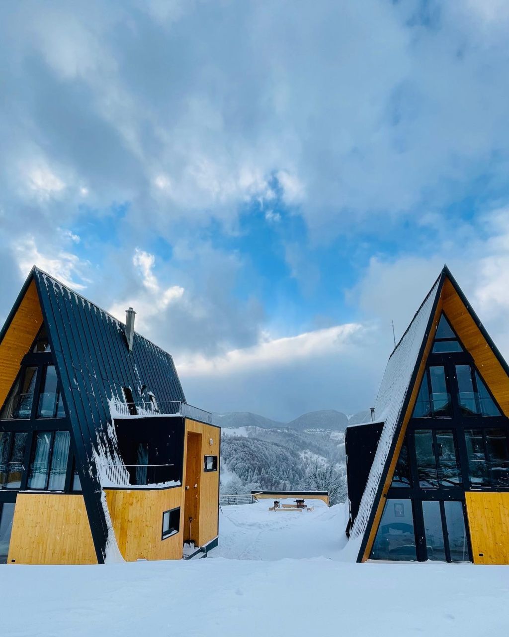 GALERIE FOTO: 5 cabane A-Frame din România unde te poți caza. Sunt la mare căutare printre cei ca - Imagine 19