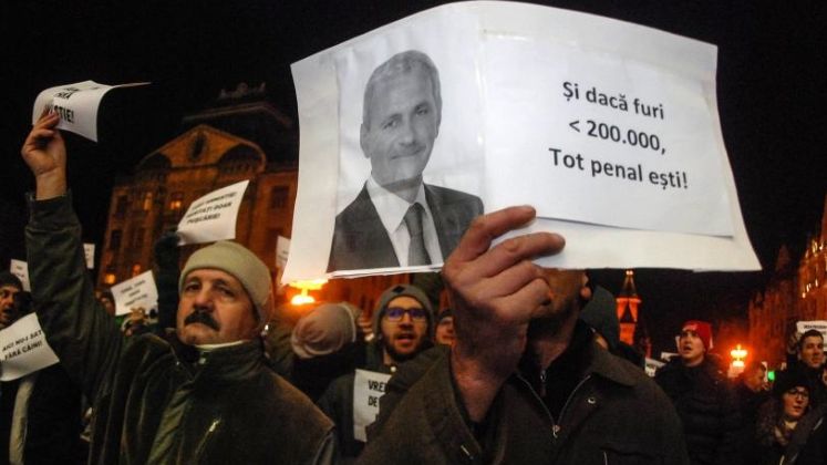 Circa 400 de oameni protesteaza in Piata Universitatii fata de proiectele de gratiere si modificare a codurilor penale