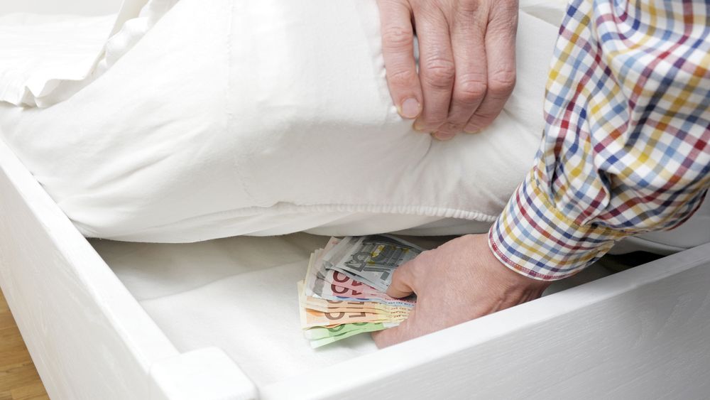 Sondaj: Jumătate dintre români spun că stau mai prost cu banii decât anul trecut