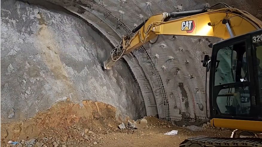 Autostrada Sibiu-Pitești: Un nou tunel a fost străpuns, dar constructorii pot executa doar 45% din lucrări. Care este problema