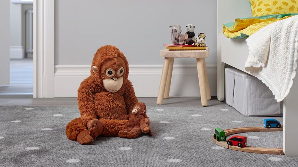 Povestea emoționantă a unui pui de maimuță de la o grădină zoologică a golit rafturile IKEA. Cât costă jucăria momentului și de ce este atât de virală