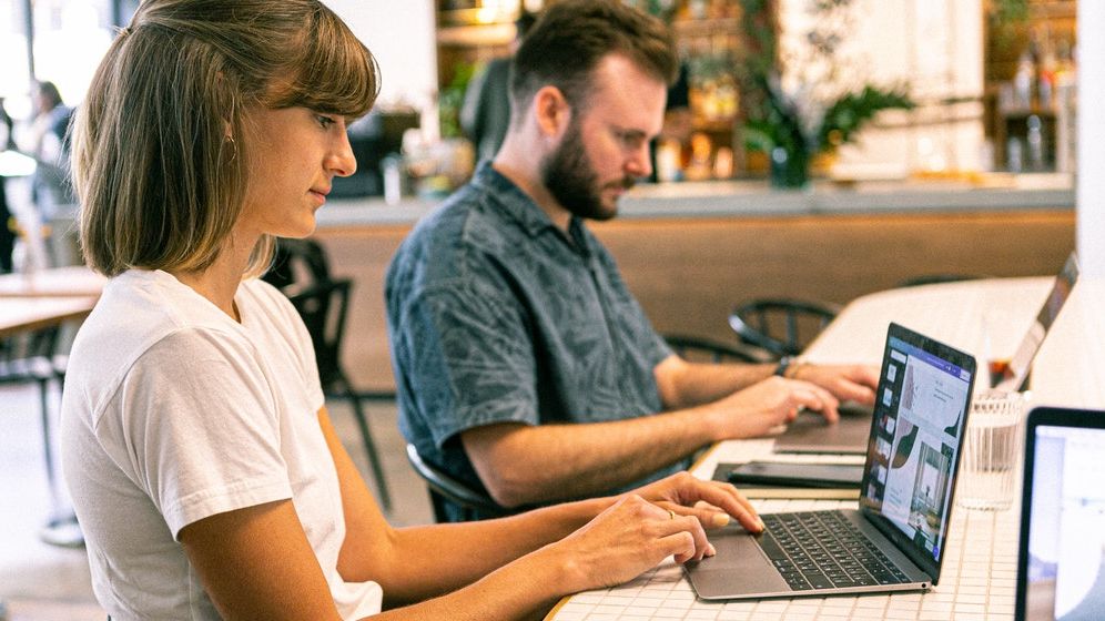 Studiu: 83% dintre angajați sunt dispuși să câștige mai puțin cu condiția să fie mai fericiți la locul de muncă