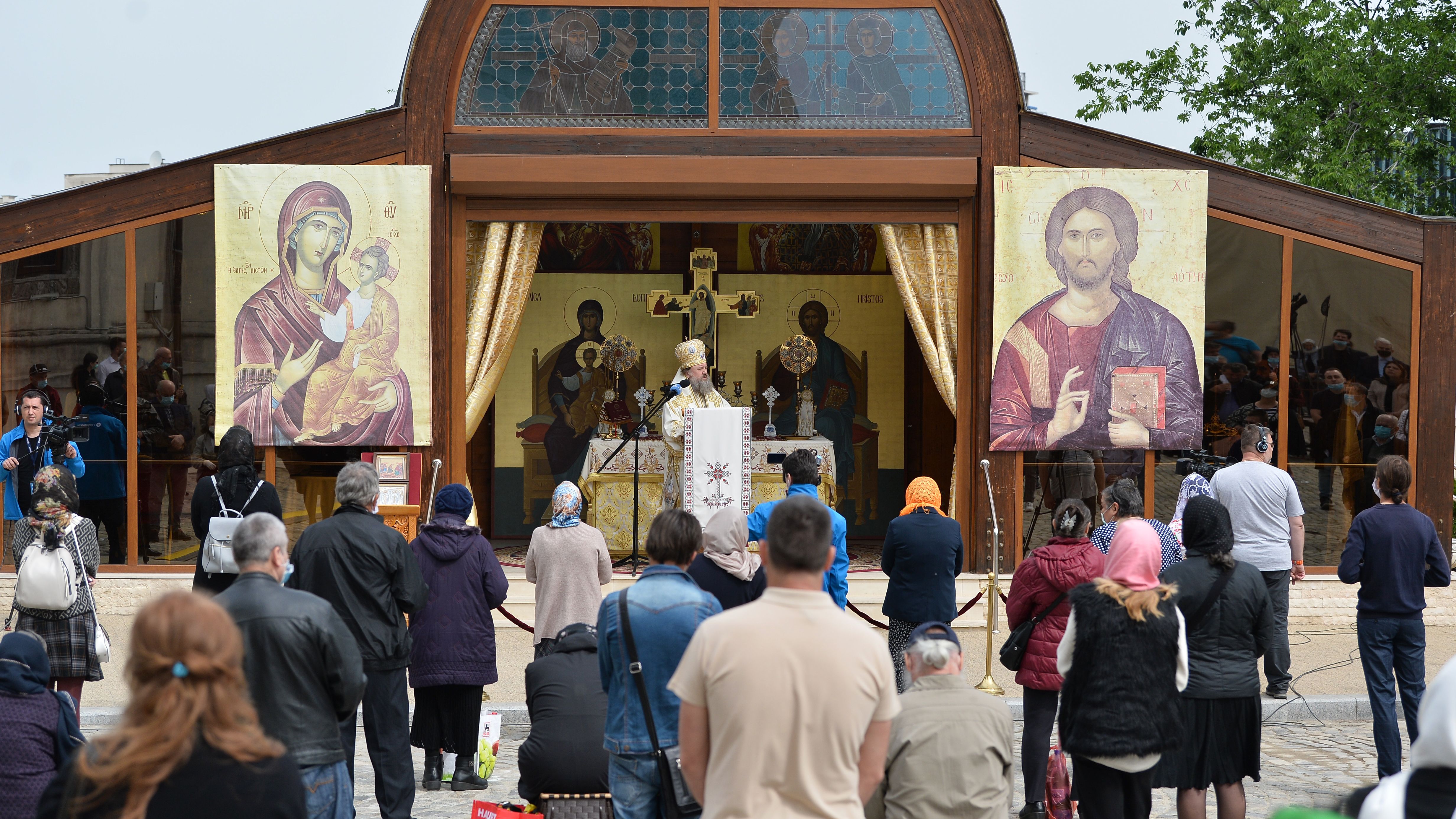 Regulile privind accesul în lăcaşele de cult: slujbele în interior se desfășoară cu maximum 16 persoane