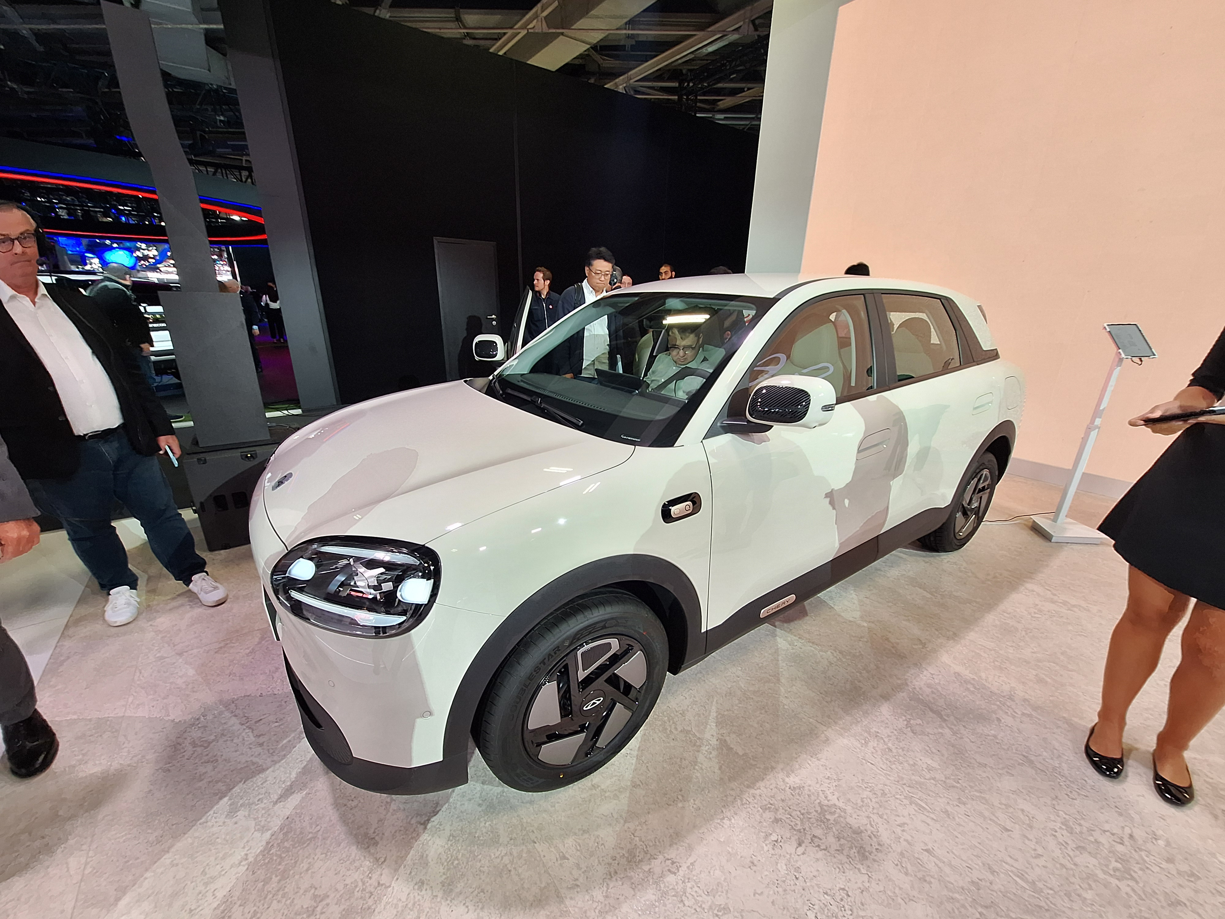 Analiză: Este mai ieftin cu 11.000 de dolari să faci o mașină electrică chineză decât un europeană