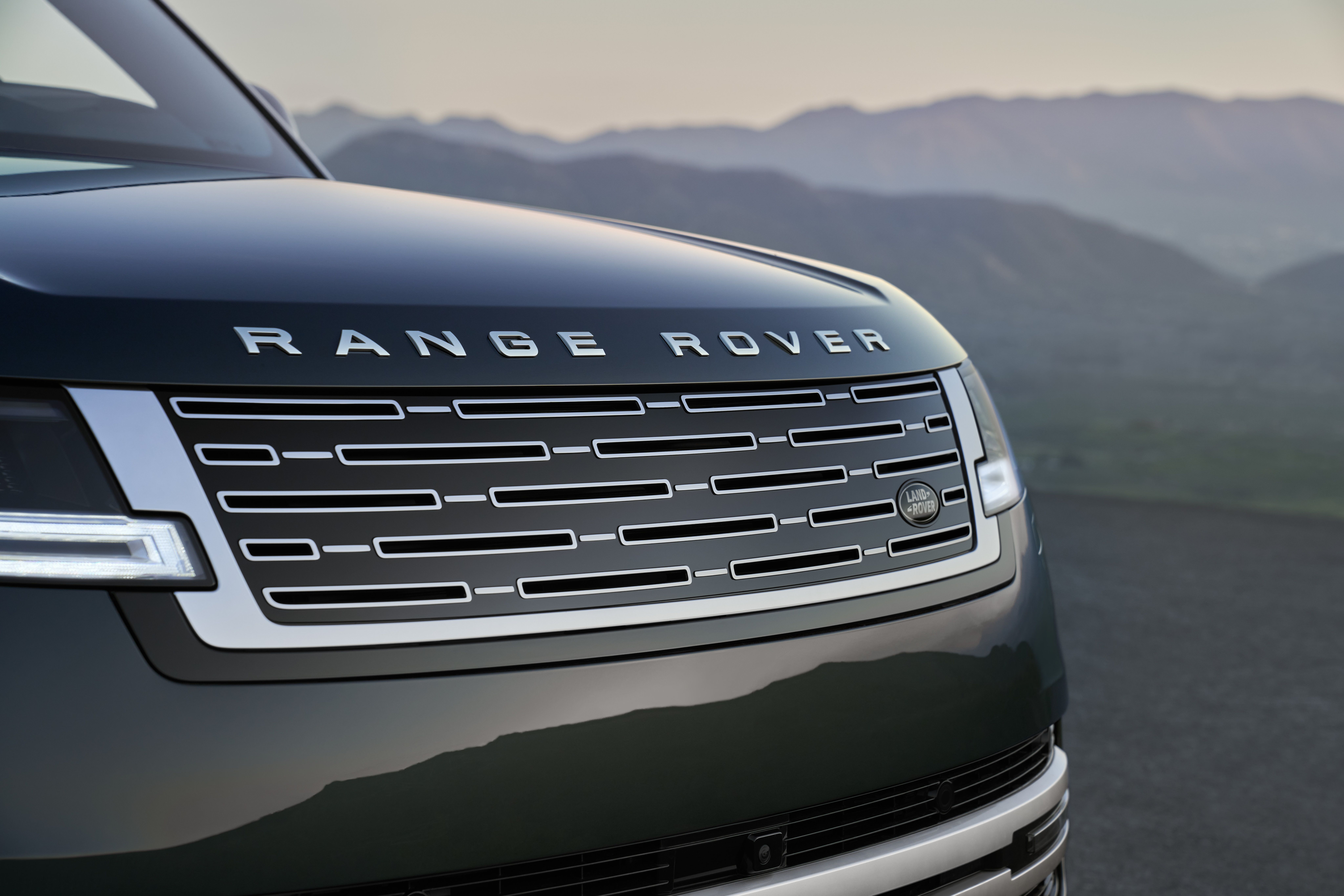 FOTO | Range Rover lansează primul său model 100% electric. Cât costă și ce autonomie are - Poza 6