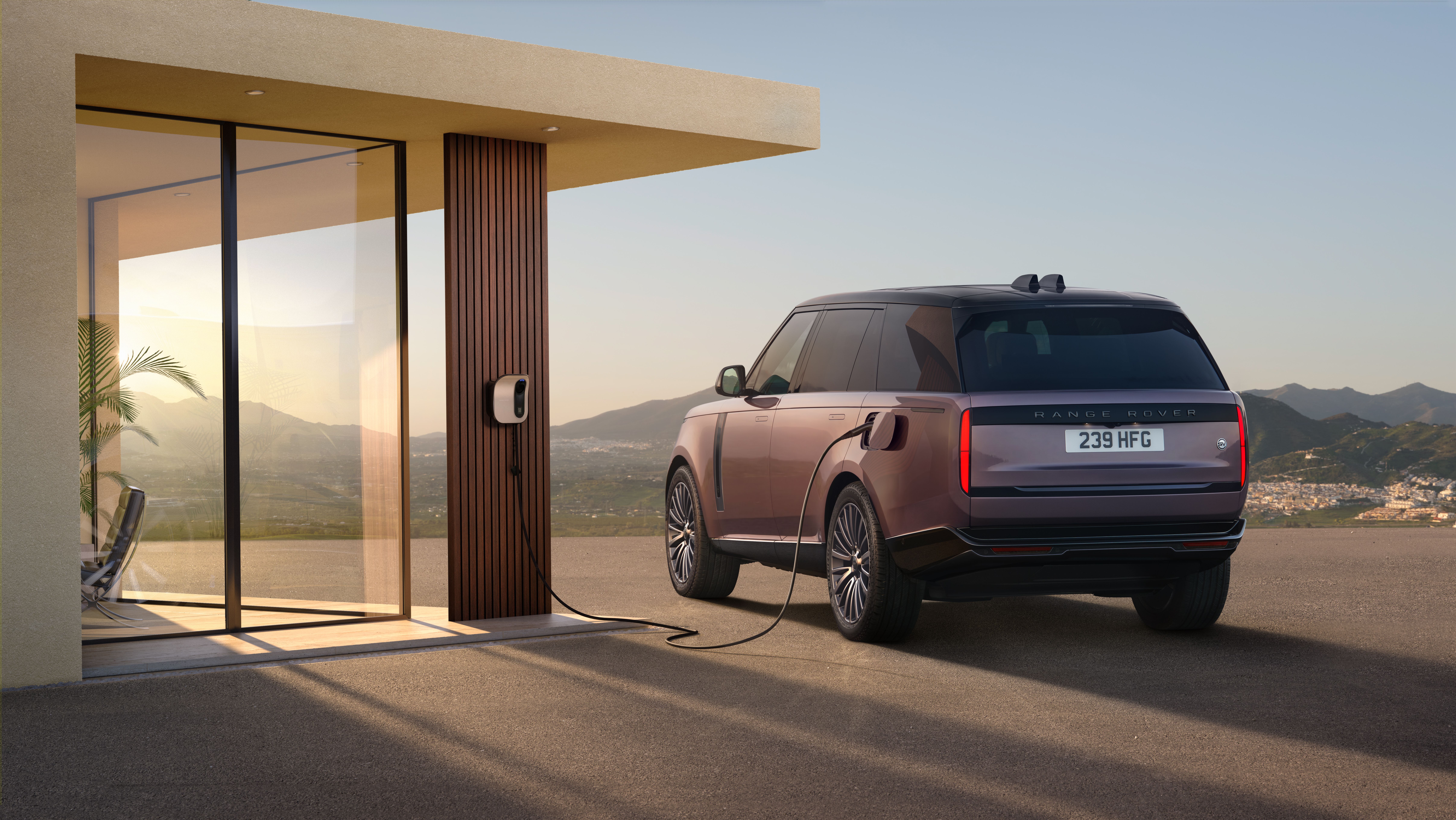 FOTO | Range Rover lansează primul său model 100% electric. Cât costă și ce autonomie are - Poza 3