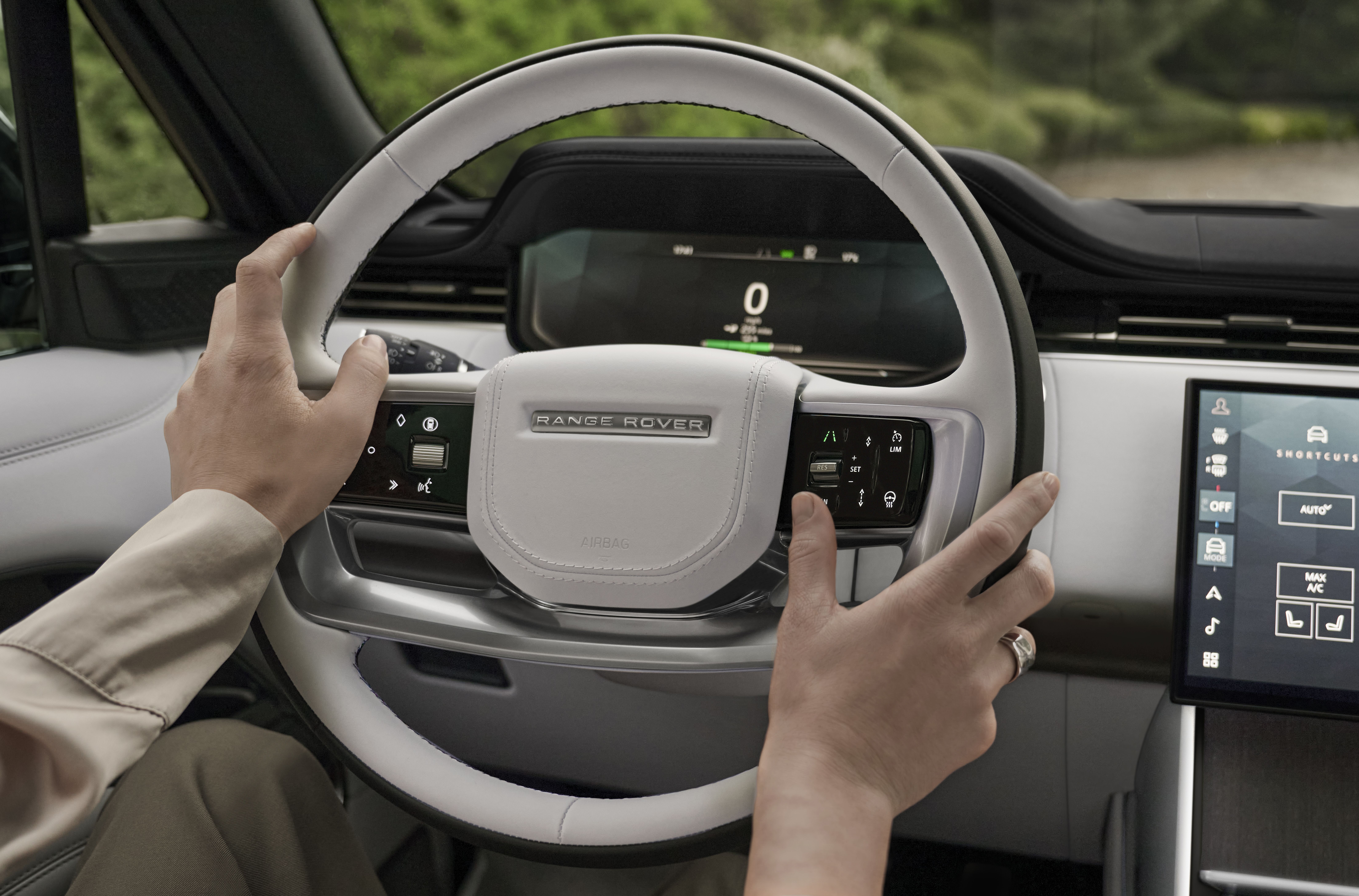 FOTO | Range Rover lansează primul său model 100% electric. Cât costă și ce autonomie are - Poza 7