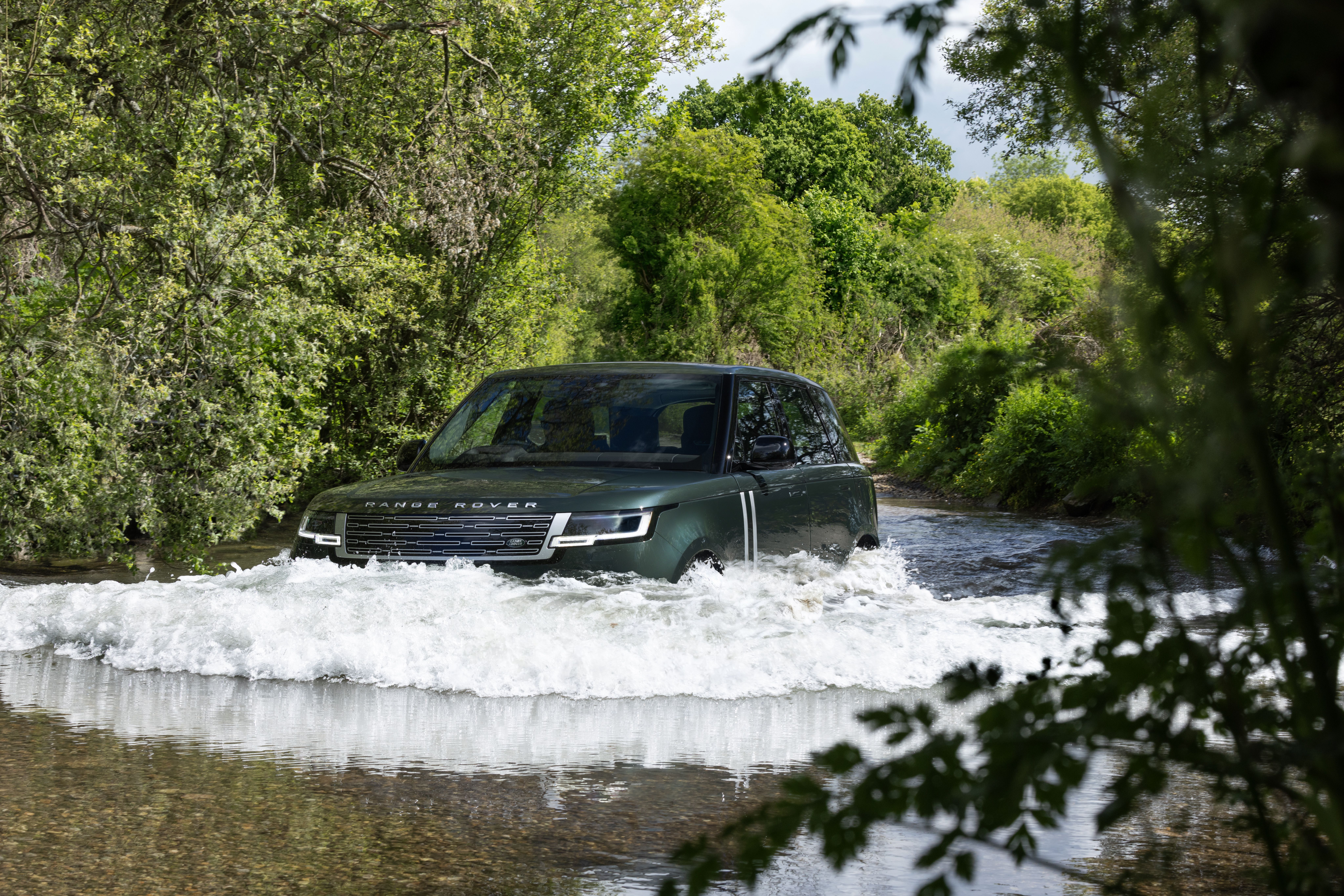 FOTO | Range Rover lansează primul său model 100% electric. Cât costă și ce autonomie are - Poza 5