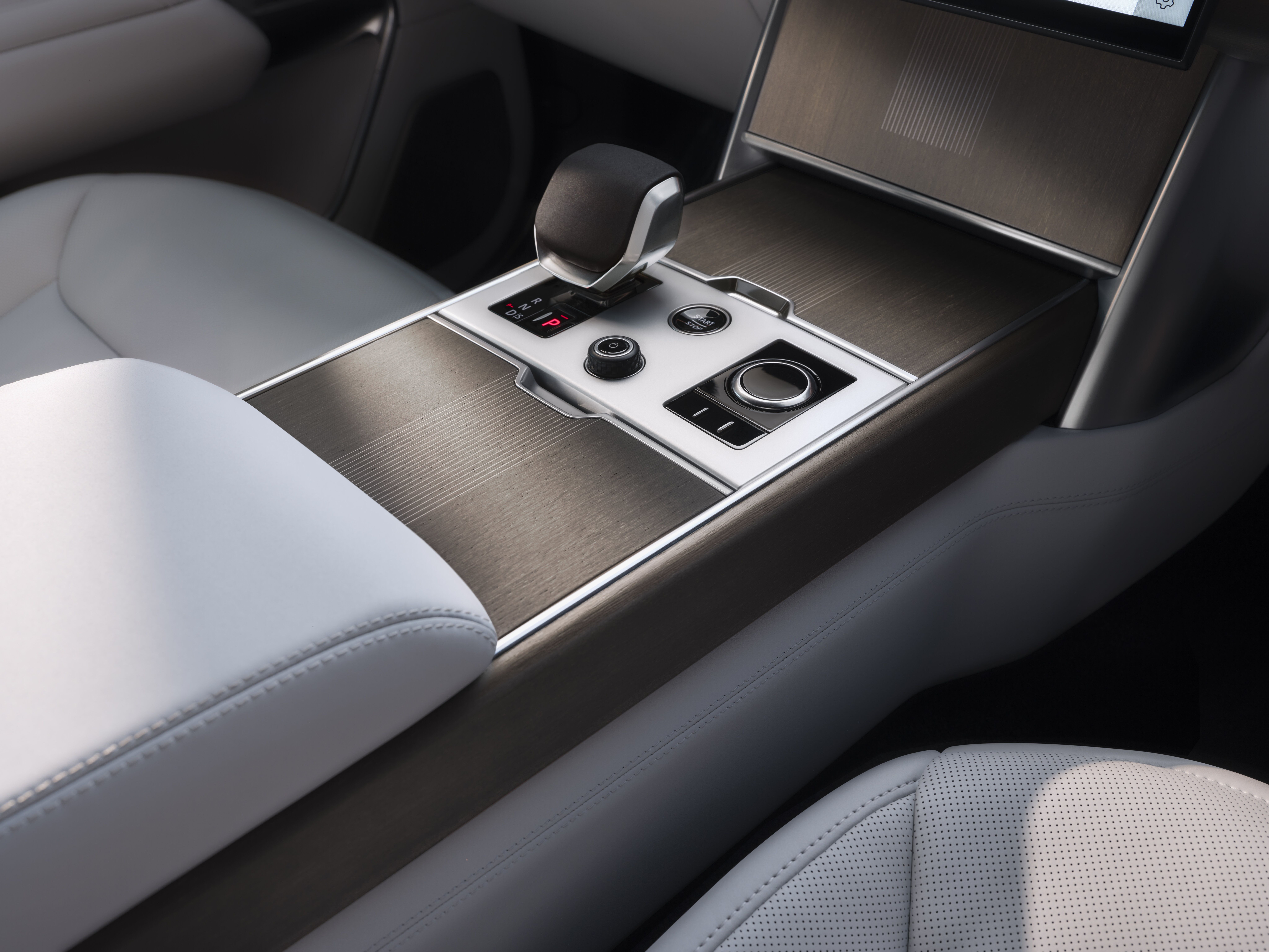 FOTO | Range Rover lansează primul său model 100% electric. Cât costă și ce autonomie are - Poza 8