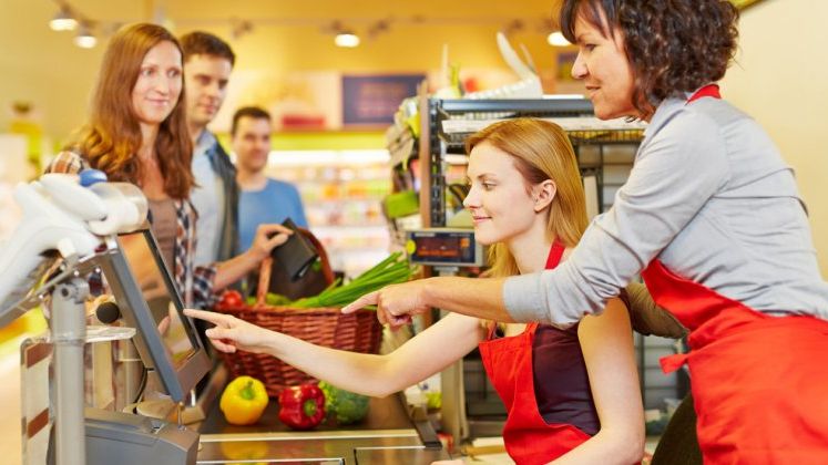 Retailerii din FMCG dau mii de euro sa isi invete casierii cum sa se poarte cu clientii nervosi