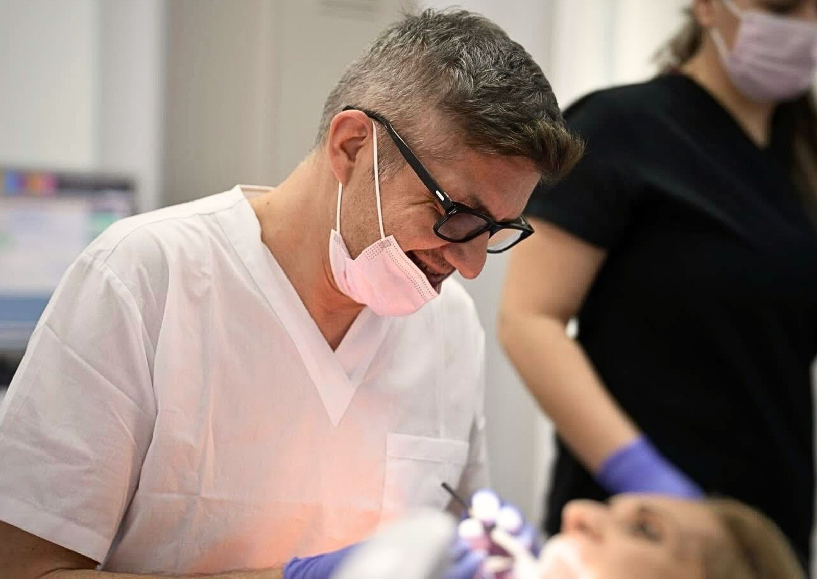 Adio, frică de dentist! Dr. Adrian Mina: „Laserul poate face anumite tratamente mai confortabile”