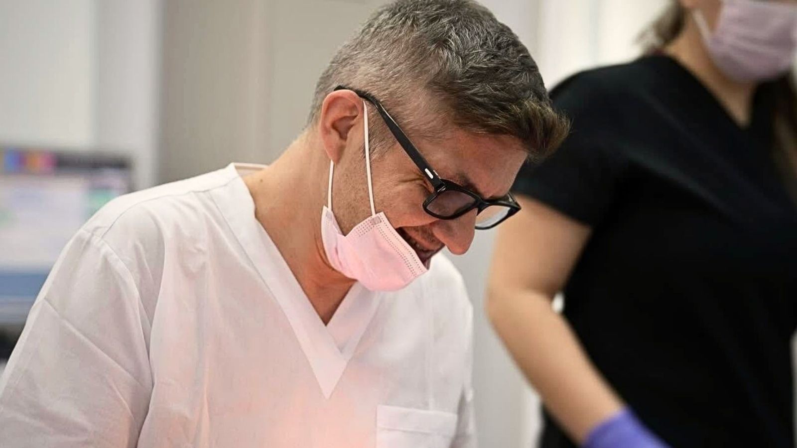 Adio, frică de dentist! Dr. Adrian Mina: „Laserul poate face anumite tratamente mai confortabile”