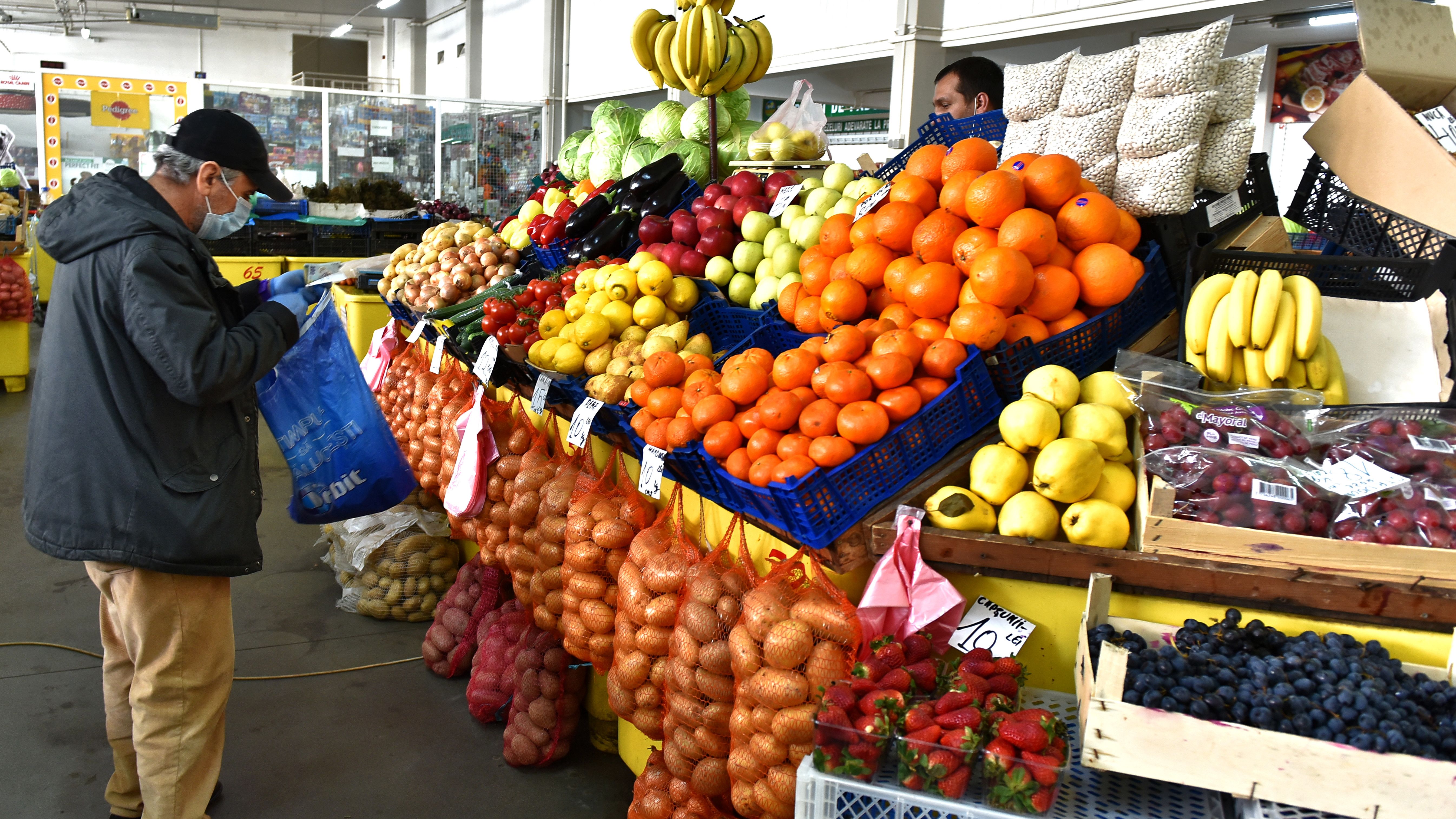 Pieţele agroalimentare rămân deschise în România în timpul pandemiei de COVID-19