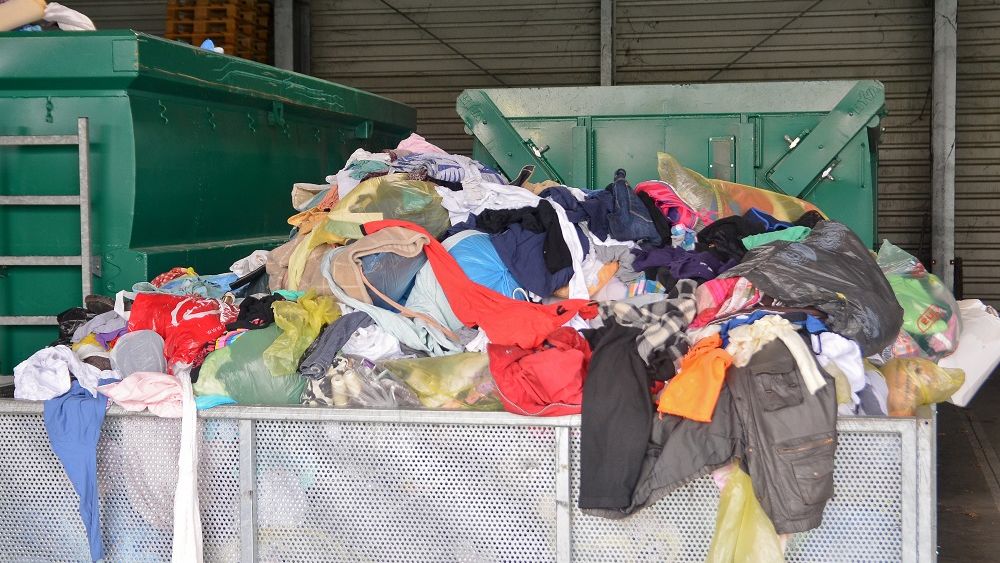 Europenii aruncă masiv haine la gunoi: Din 11 mil. tone de deșeuri textile, doar 6,6% sunt reutilizate sau reciclate la nivelul UE