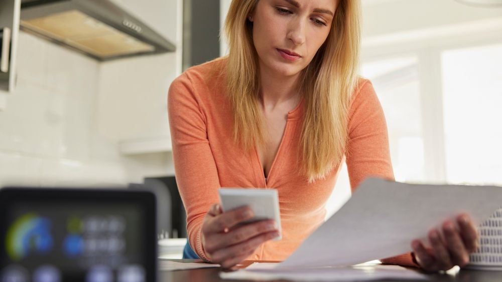 ANRE, amenzi de 388.000 de lei pentru furnizorii de energie care au emis facturi cu întârziere